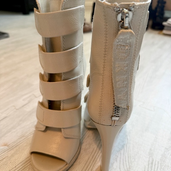 DKNY “Blake” cream, peep-toe lug sole booties, 5.5 - Picture 4 of 10